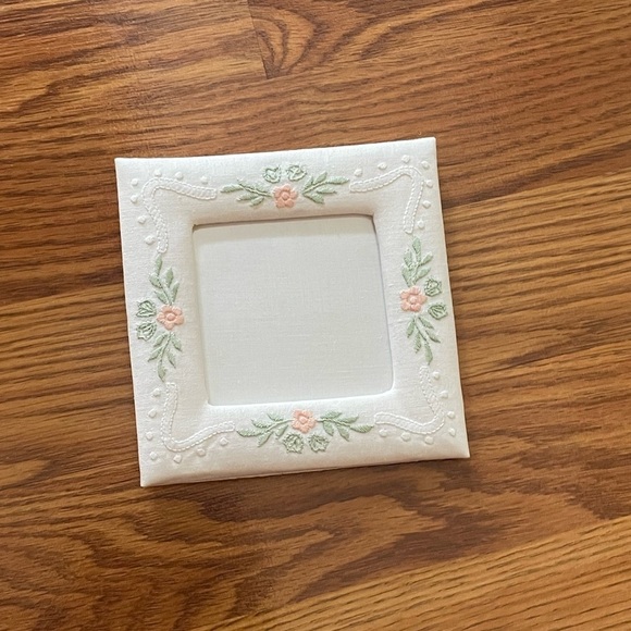 Vintage fabric photo frame with floral embroidery - Picture 3 of 7